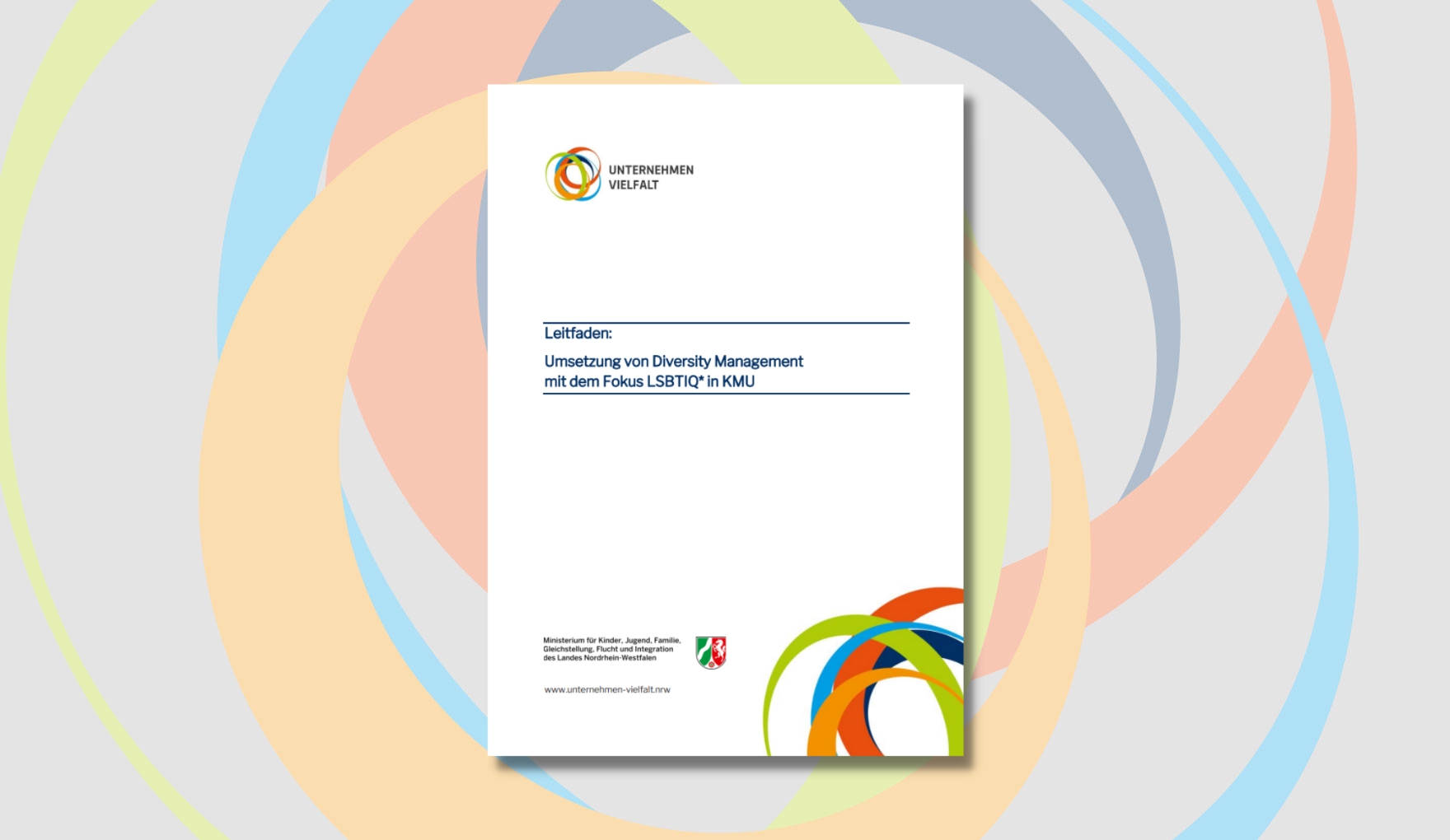 Deckblatt "Leitfaden: Umsetzung von Diversity Management mit dem Fokus LSBTIQ* in KMU" mit dem Titelschriftzug und den Logos der Netzwerkstelle sowie des Ministeriums